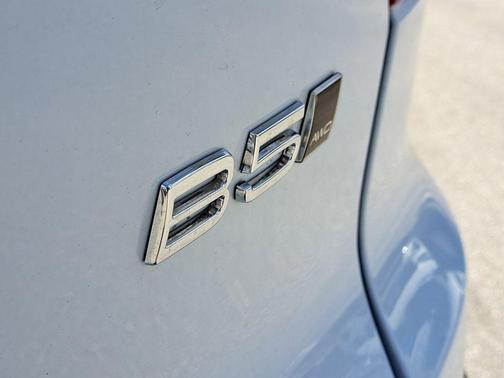 2026 Volvo XC40 Plus, B5 AWD Gas (mild hybrid), Dark