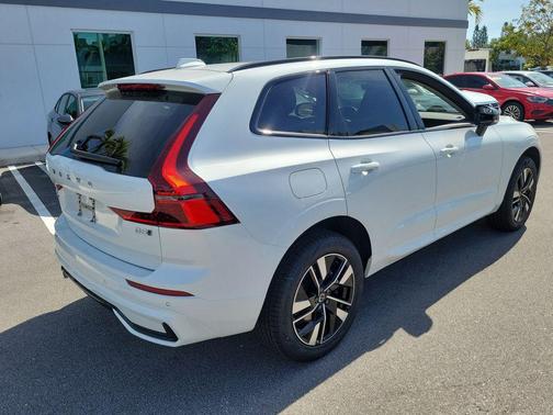 Crystal White Metallic 2026 Volvo XC60 B5 Core