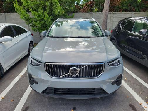 Vapor Grey Metallic 2024 Volvo XC40 B5 Plus Bright Theme