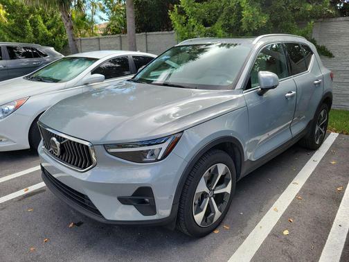 Vapor Grey Metallic 2024 Volvo XC40 B5 Plus Bright Theme