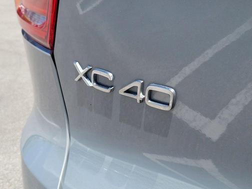 Vapor Grey Metallic 2024 Volvo XC40 B5 Plus Bright Theme