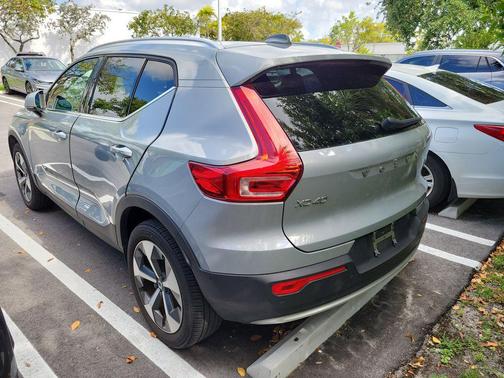 Vapor Grey Metallic 2024 Volvo XC40 B5 Plus Bright Theme