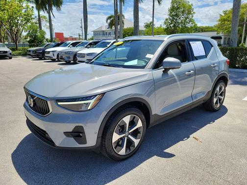 Vapor Grey Metallic 2024 Volvo XC40 B5 Plus Bright Theme