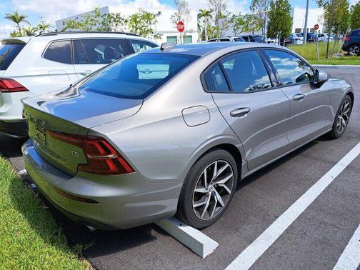 2020 Volvo S60 T5 Momentum