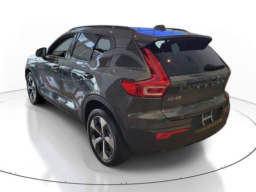 Forest Lake 2026 Volvo XC40 Plus, B5 AWD Gas (mild hybrid), Dark