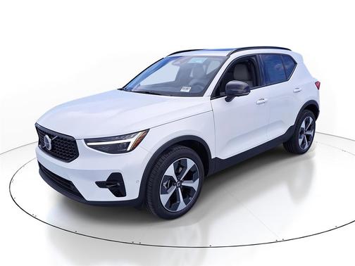 2026 Volvo XC40 B5 Plus