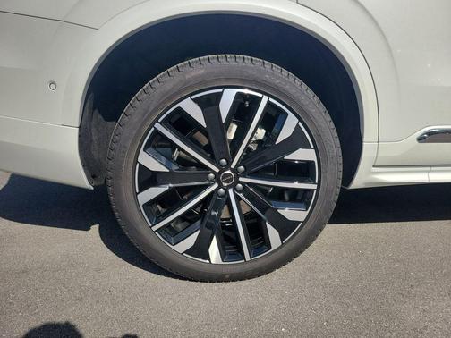 Crystal White Pearl 2026 Volvo XC90 Plus, B6 AWD Gas (mild hybrid), Gasoline, Bright, 7 Seats