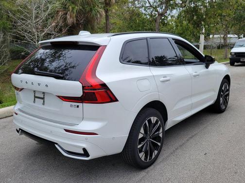Crystal White Metallic 2026 Volvo XC60 B5 Plus