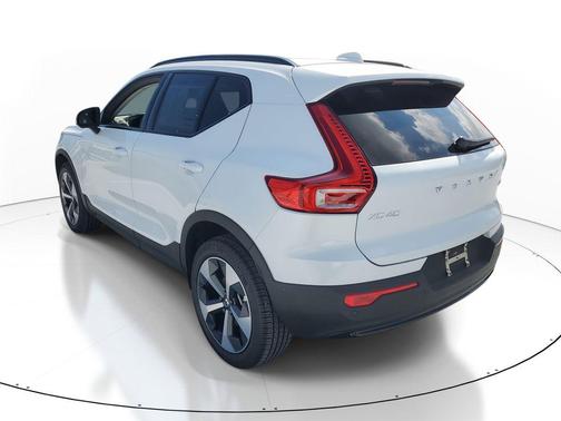 2026 Volvo XC40 Plus, B5 AWD Gas (mild hybrid), Dark