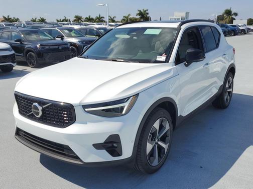 2026 Volvo XC40 Plus, B5 AWD Gas (mild hybrid), Dark