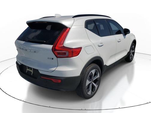 2026 Volvo XC40 Plus, B5 AWD Gas (mild hybrid), Dark