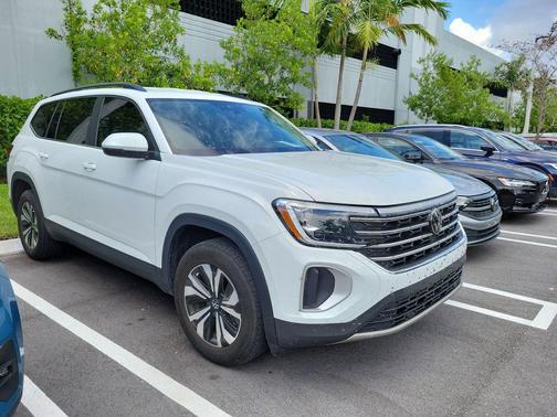 Pure White 2024 Volkswagen Atlas 2.0T SE