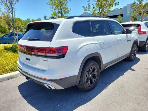 Pure White 2024 Volkswagen Atlas 2.0T SE w/Technology 4MOTION