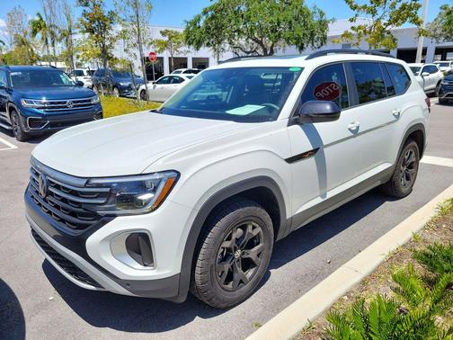 Pure White 2024 Volkswagen Atlas 2.0T SE w/Technology 4MOTION