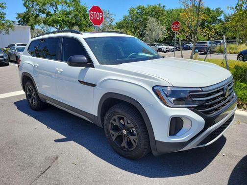 Pure White 2024 Volkswagen Atlas 2.0T SE w/Technology 4MOTION