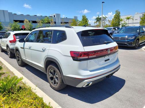 Pure White 2024 Volkswagen Atlas 2.0T SE w/Technology 4MOTION