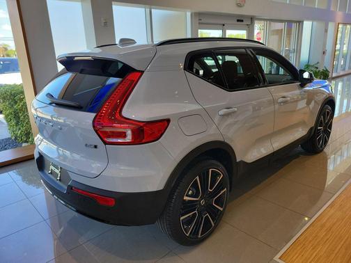 Cloud Blue 2026 Volvo XC40 Ultra, B5 AWD Gas (mild hybrid), Dark