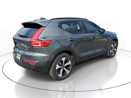2026 Volvo XC40 Core, B5 AWD Gas (mild hybrid), Dark