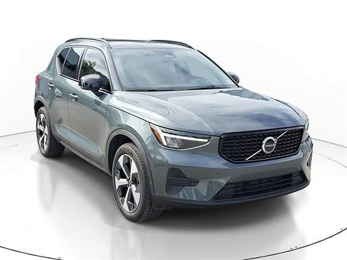 2026 Volvo XC40 Core, B5 AWD Gas (mild hybrid), Dark