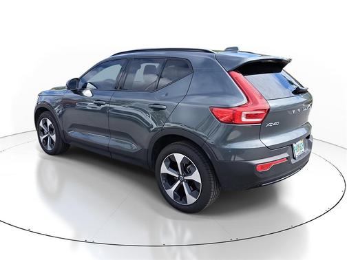 2026 Volvo XC40 Core, B5 AWD Gas (mild hybrid), Dark
