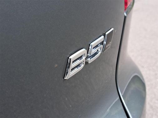 2026 Volvo XC40 Core, B5 AWD Gas (mild hybrid), Dark