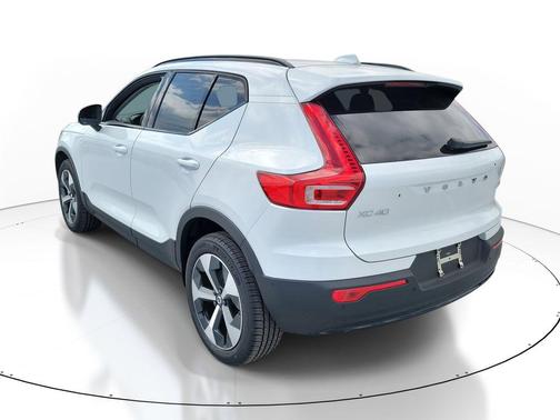 2026 Volvo XC40 Plus, B5 AWD Gas (mild hybrid), Dark