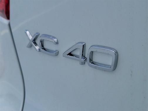 2026 Volvo XC40 Plus, B5 AWD Gas (mild hybrid), Dark