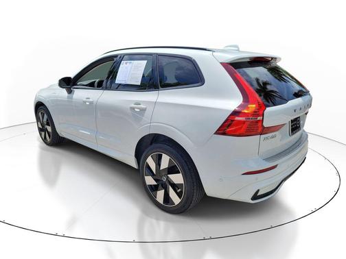 Crystal White Metallic 2024 Volvo XC60 Recharge Plug-In Hybrid T8 Plus Dark Theme