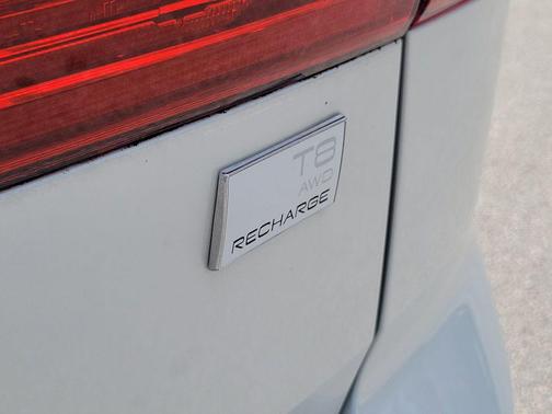 Crystal White Metallic 2024 Volvo XC60 Recharge Plug-In Hybrid T8 Plus Dark Theme