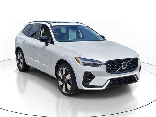 Crystal White Metallic 2024 Volvo XC60 Recharge Plug-In Hybrid T8 Plus Dark Theme