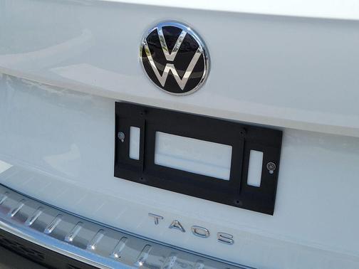 White 2023 Volkswagen Taos 1.5T SE
