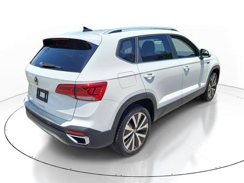 White 2023 Volkswagen Taos 1.5T SE