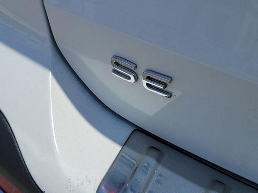 White 2023 Volkswagen Taos 1.5T SE