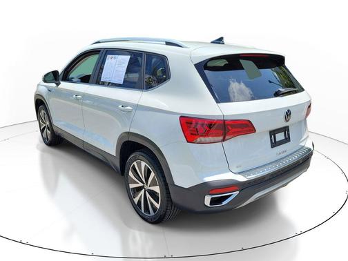 White 2023 Volkswagen Taos 1.5T SE