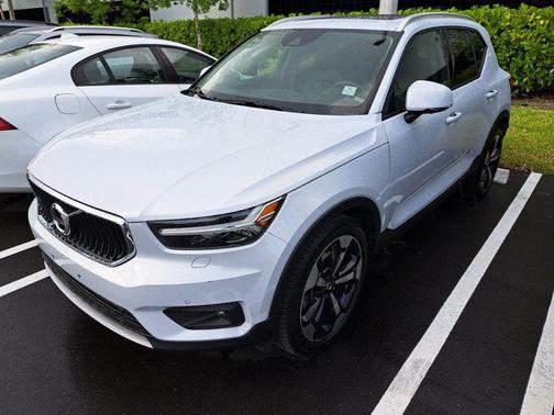 2020 Volvo XC40 T5 Momentum
