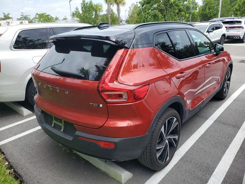 Fusion Red Metallic 2022 Volvo XC40 T5 R-Design