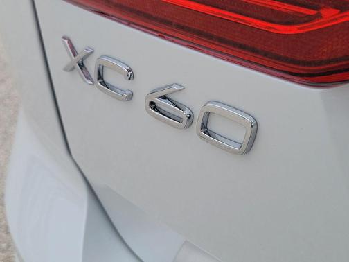 2024 Volvo XC60 B5 Core Dark Theme