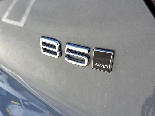 2024 Volvo XC40 B5 Plus Bright Theme