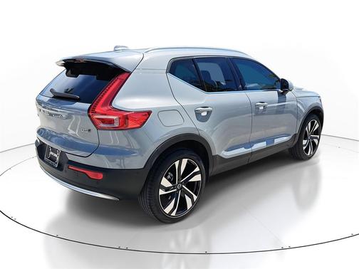 2024 Volvo XC40 B5 Plus Bright Theme