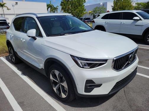 Crystal White Metallic 2024 Volvo XC40 B5 Plus Bright Theme