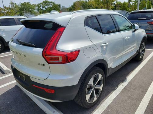 Crystal White Metallic 2024 Volvo XC40 B5 Plus Bright Theme