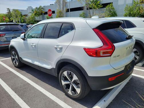 Crystal White Metallic 2024 Volvo XC40 B5 Plus Bright Theme