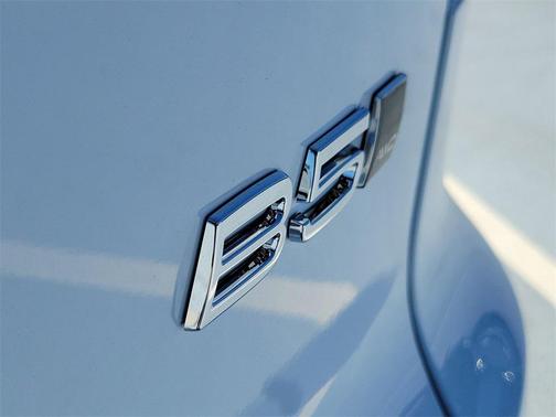 2026 Volvo XC40 Ultra, B5 AWD Gas (mild hybrid), Dark