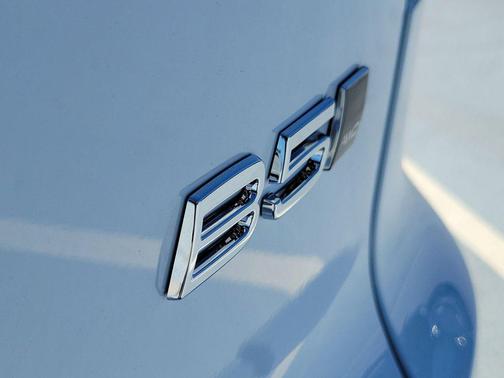 2026 Volvo XC40 Ultra, B5 AWD Gas (mild hybrid), Dark