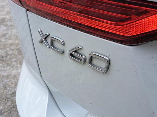 2023 Volvo XC60 B5 Plus Dark Theme