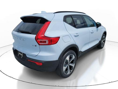 2026 Volvo XC40 Core, B5 AWD Gas (mild hybrid), Dark