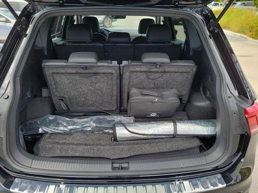 Deep Black Pearl 2023 Volkswagen Tiguan 2.0T SE R-Line Black