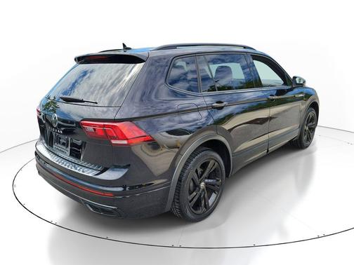 Deep Black Pearl 2023 Volkswagen Tiguan 2.0T SE R-Line Black
