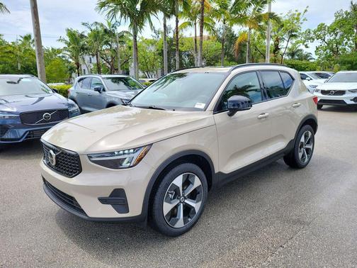 Sand Dune Metallic 2026 Volvo XC40 Core, B5 AWD Gas (mild hybrid), Dark