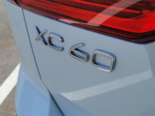 2025 Volvo XC60 B5 Ultra
